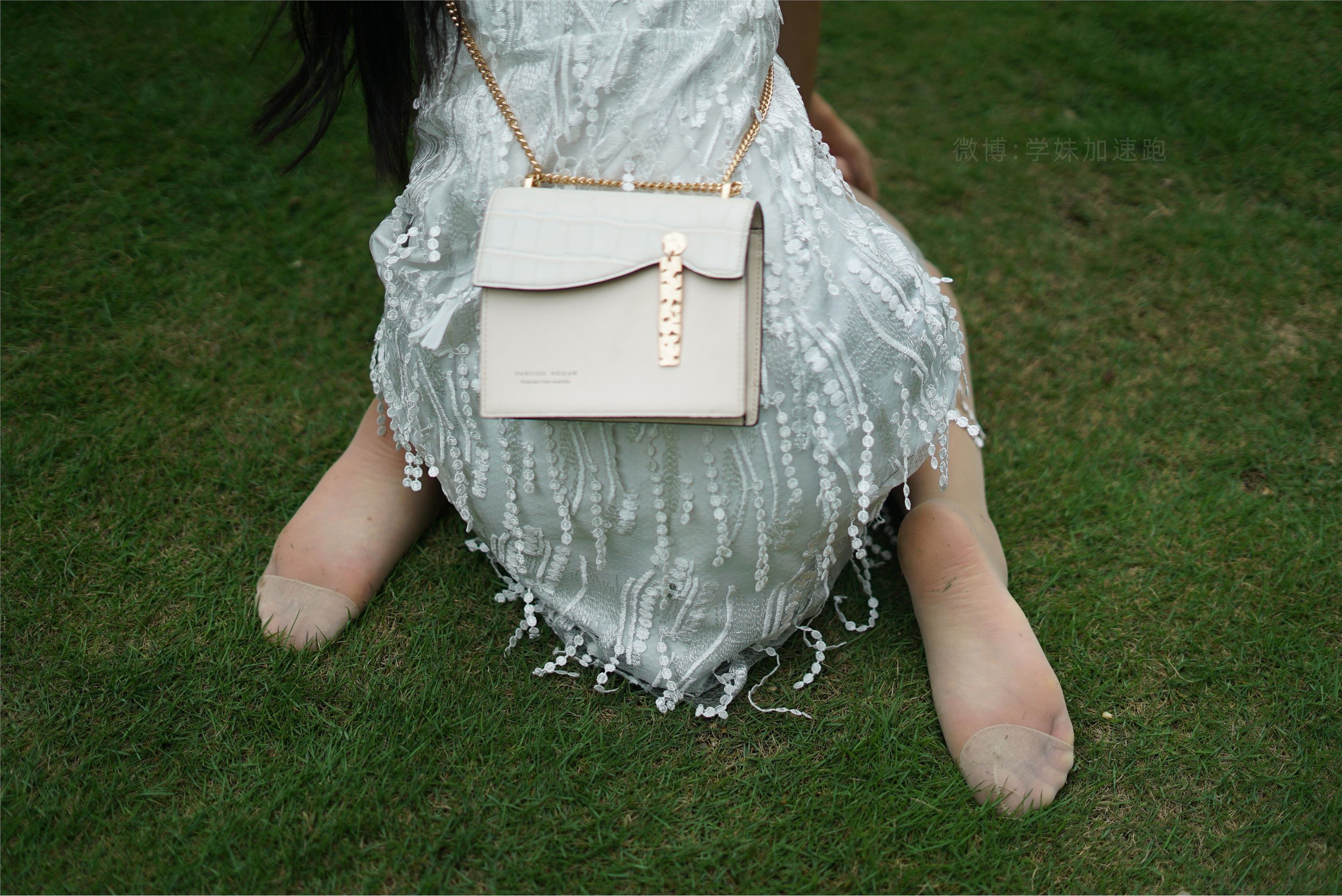 学妹加速跑 XM079《草地上的绿茶jio-鹿酱》